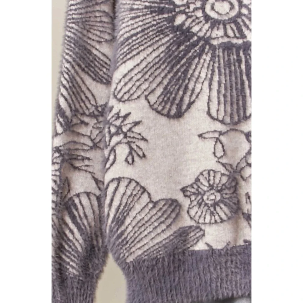 101 Mello Soft Gray Floral Crew Neck Sweater - Medium - PTP 24 - BB1